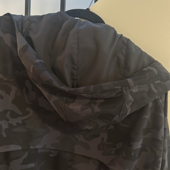 Grey lululemon rain jacket size 8-10 - Picture 4 of 9